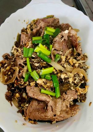 松露醬油炒牛肉雨來菇 的食譜成品照片