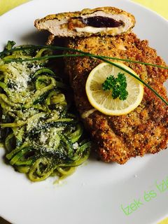 Mozzarellás, fügés rántott szelet tökmag morzsában Parmezános cukkini spagettivel recept fotója