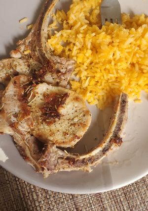 Una foto de Chuletas de cerdo al ajo con Romero