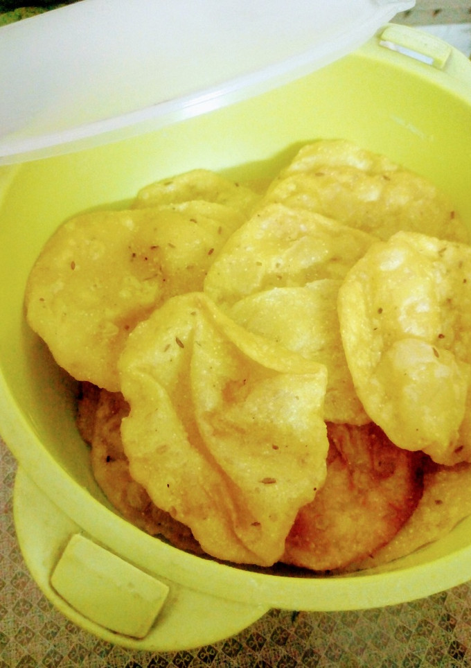 જીરૂં અજમો પૂરી(jiru ajmo puri recipe in gujarati) રેસીપી મુખ્ય ફોટો