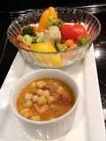 Sopa de garbanzos y ensalada de vegetales