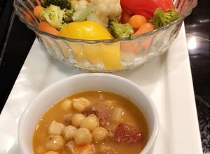Una foto de Sopa de garbanzos y ensalada de vegetales