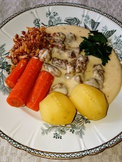 Svéd 🇸🇪 Klasszikus borjúhús tejszínes tormamártásban recept fotója