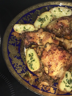 Una foto de Pollo al horno con patata y alioli casero