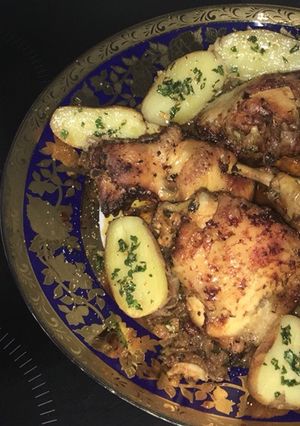 Una foto de Pollo al horno con patata y alioli casero
