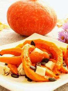 Una foto de Verduras de calabaza y zanahoria asadas con queso de cabra