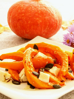 Una foto de Verduras de calabaza y zanahoria asadas con queso de cabra