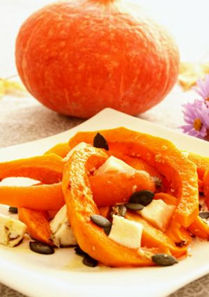Una foto de Verduras de calabaza y zanahoria asadas con queso de cabra