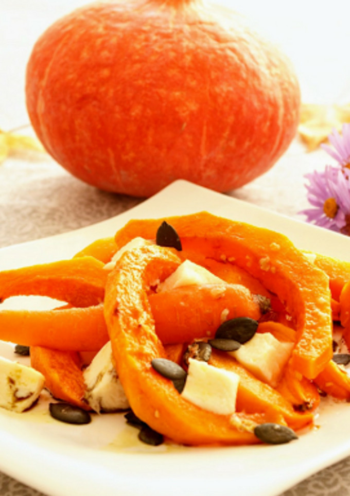 Una foto de Verduras de calabaza y zanahoria asadas con queso de cabra
