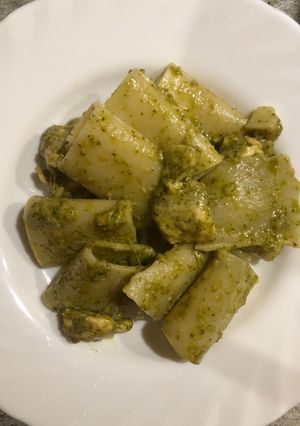 Foto di Pasta con pesto, formaggio e petto di pollo