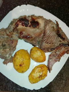 Una foto de Conejo a la brasa con patatas asadas