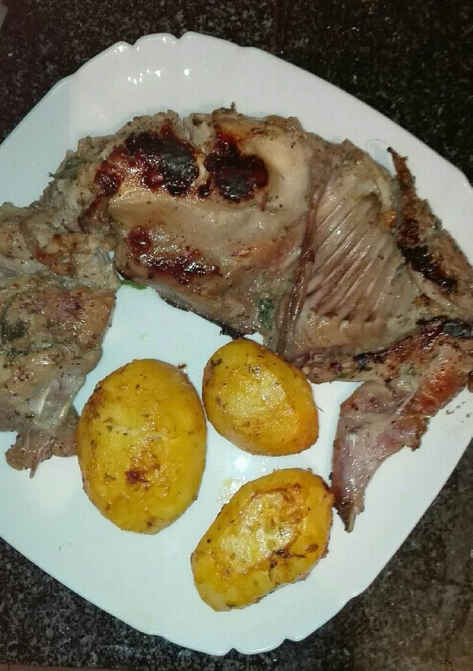 Una foto de Conejo a la brasa con patatas asadas