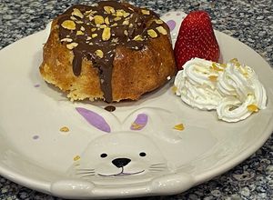 Una foto de Donut relleno de fresas y chocolate con airfryer