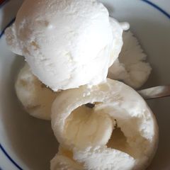 A picture of Effortless Vanilla Icecream (with finowhip).