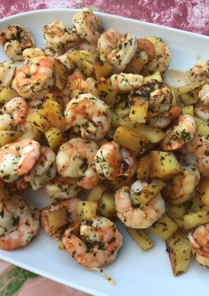 Une photo de Crevettes black tiger à l'ananas, coriandre et citron