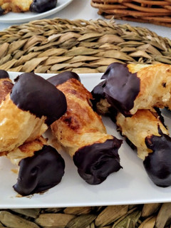 Una foto de Lazos de hojaldre bañados en chocolate