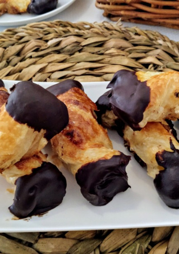 Una foto de Lazos de hojaldre bañados en chocolate