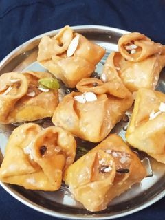 लौंग लता मिठाई(laung lata mithai recipe in hindi) रेसिपी मुख्य फोटो