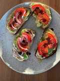 Tosta de Hummus, Abacate e Tomate