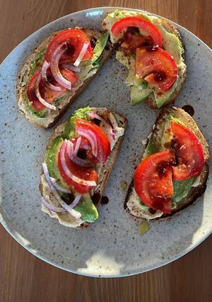 Foto de Tosta de Hummus, Abacate e Tomate