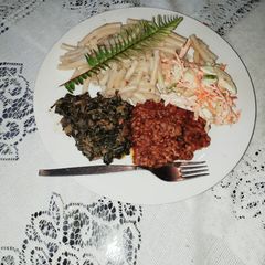 A picture of Mince meat with macaroni and vegetables.