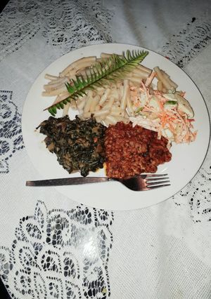 A picture of Mince meat with macaroni and vegetables.