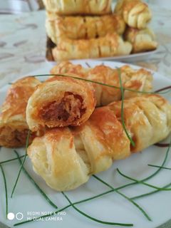 Sajtos, kolbászos roló recept fotója