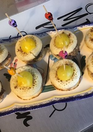 Une photo de Minis sandwichs de blinis au pâté, cornichons et tomates