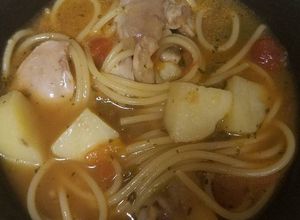 Una foto de Sopa de pollo con Fideos