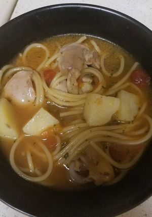 Una foto de Sopa de pollo con Fideos