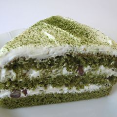 A picture of Matcha & Azuki Cake.