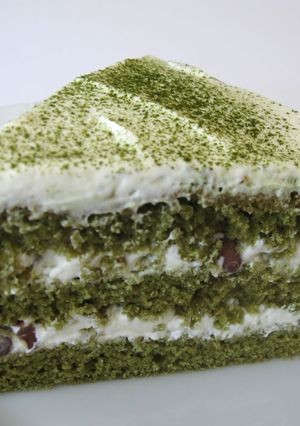 A picture of Matcha & Azuki Cake.