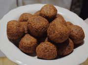 Una foto de falafel con harina de garbanzo