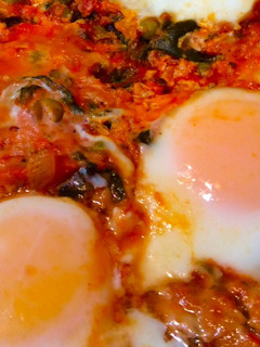 Una foto de Huevos al plato con espinacas y guisantes congelados