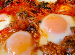 Foto principal de Huevos al plato con espinacas y guisantes congelados