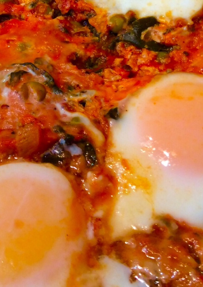 Una foto de Huevos al plato con espinacas y guisantes congelados