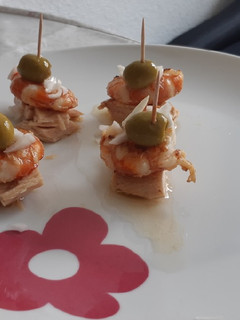 Una foto de Pincho de bonito, gamba, cebolla, aceituna y vinagreta