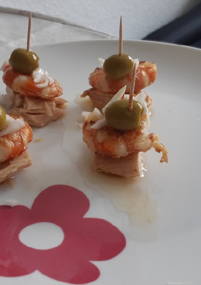 Una foto de Pincho de bonito, gamba, cebolla, aceituna y vinagreta