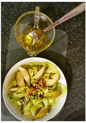 Istenek kedvence, kéksajtos körtés-diós saláta recept fotója