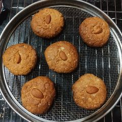 A picture of Oats almond cookies.