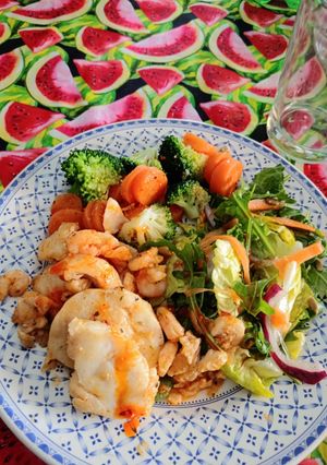 Una foto de Medallones de Merluza con ensalada de Rugula y Lechuga