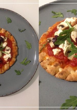 Φωτογραφία της συνταγής Ατομική πίτσα vegan, με πίτα, σάλτσα, ανθότυρο, ελιές, μανιτάρια και ρόκα by DaddyMenu
