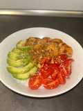 Pokè con mazzancolle, avocado e pomodorini
