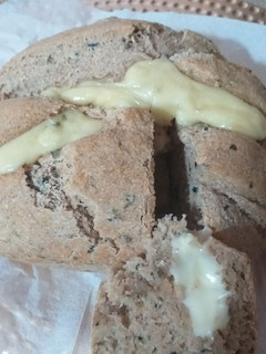 Una foto de Pan con masa madre, alga espirulina, perejil, ajo y queso