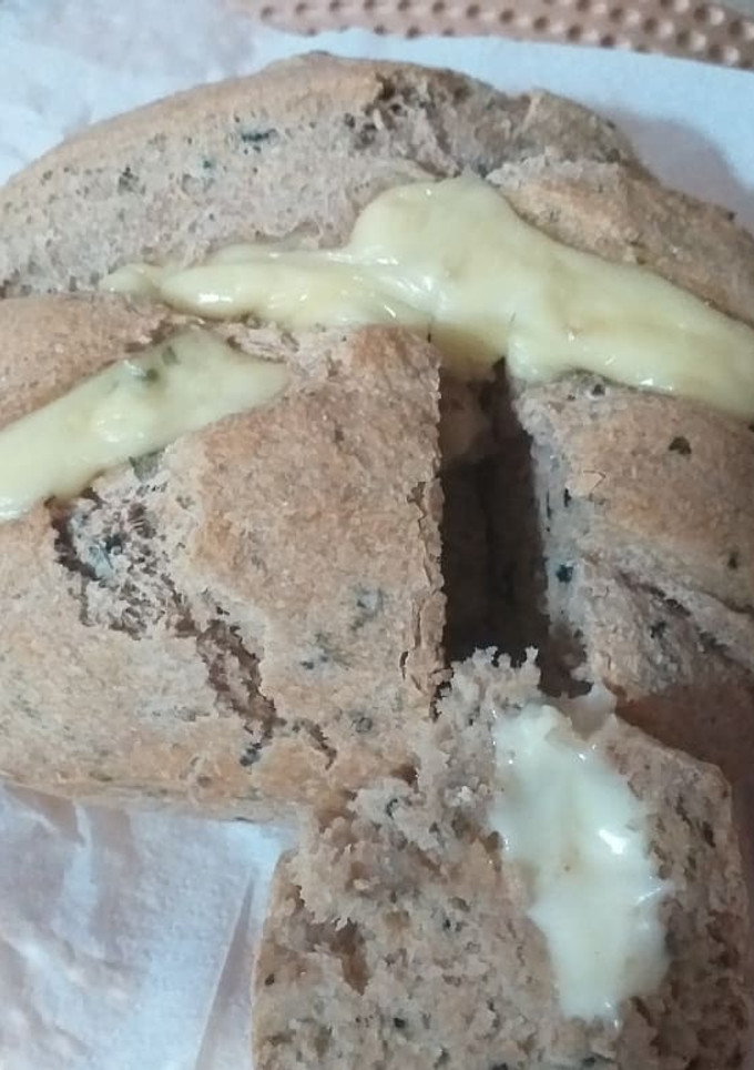 Una foto de Pan con masa madre, alga espirulina, perejil, ajo y queso