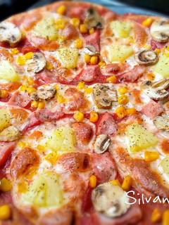 Una foto de 59.🍕Pizza, piña, lacón, mozzarella, champiñón, maíz🍍🍖🧀🌽