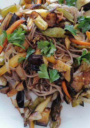 Una foto de Espaguetis de trigo sarraceno (pasta sin gluten) con verduras salteadas del huerto 🍆 🥕