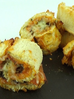 Una foto de Rollitos de pizza fáciles dos sabores
