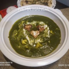 A picture of Palak(spinach) paneer.