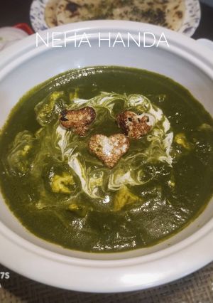 A picture of Palak(spinach) paneer.
